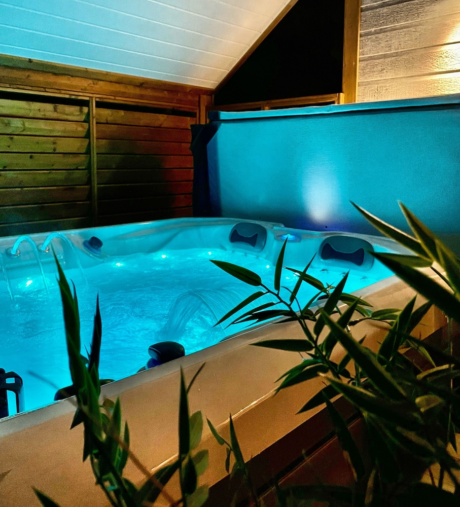 Premium Suite, 1 Queen Bed, Hot Tub, Mountain View - Photo 5