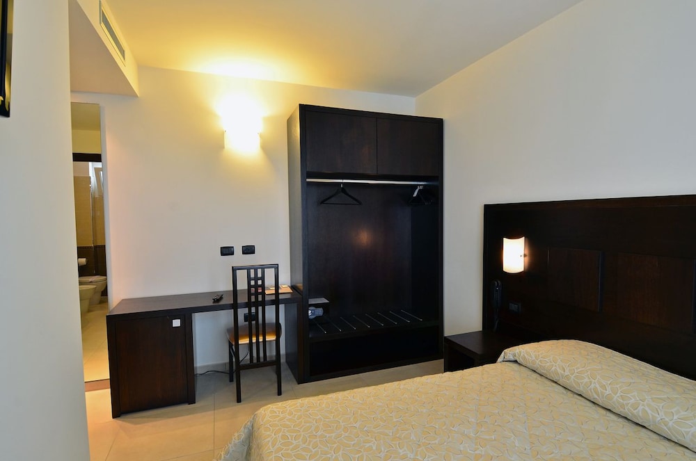 Classic Double Room, Private Bathroom - Photo 3