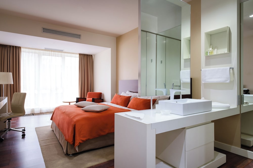Standard Room, 1 Queen Bed - Photo 5