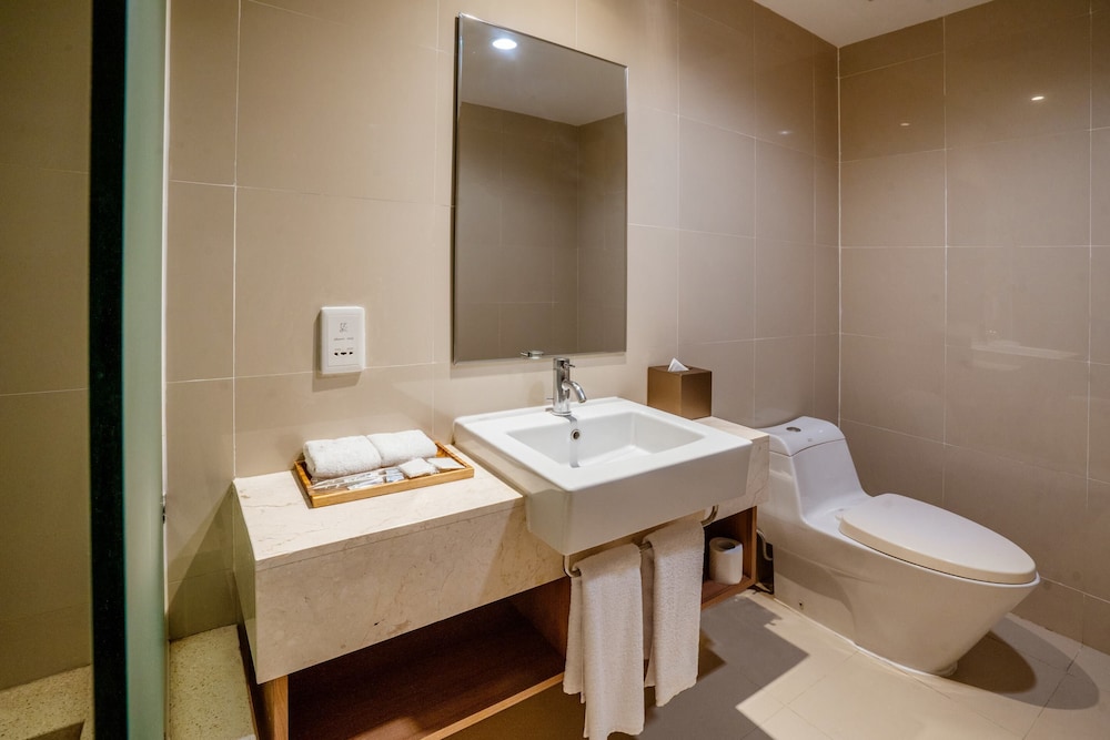 Deluxe Pool Suite - Photo 4