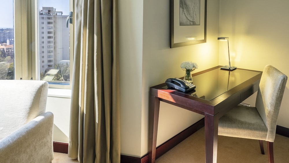Standard Room, 2 Twin Beds, Accessible - Photo 9