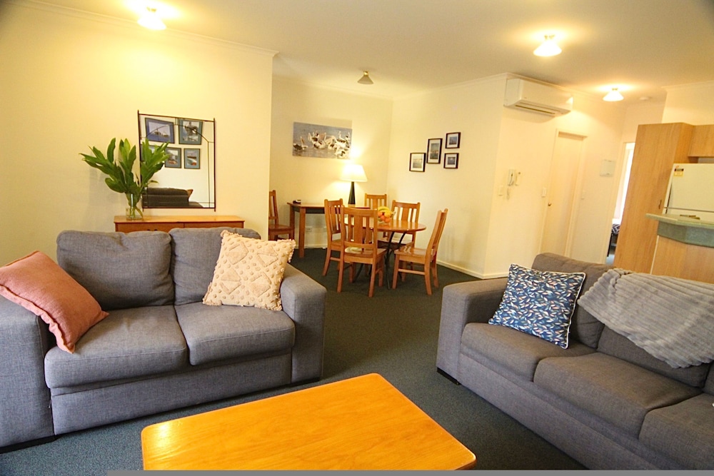 Apartment photo 2