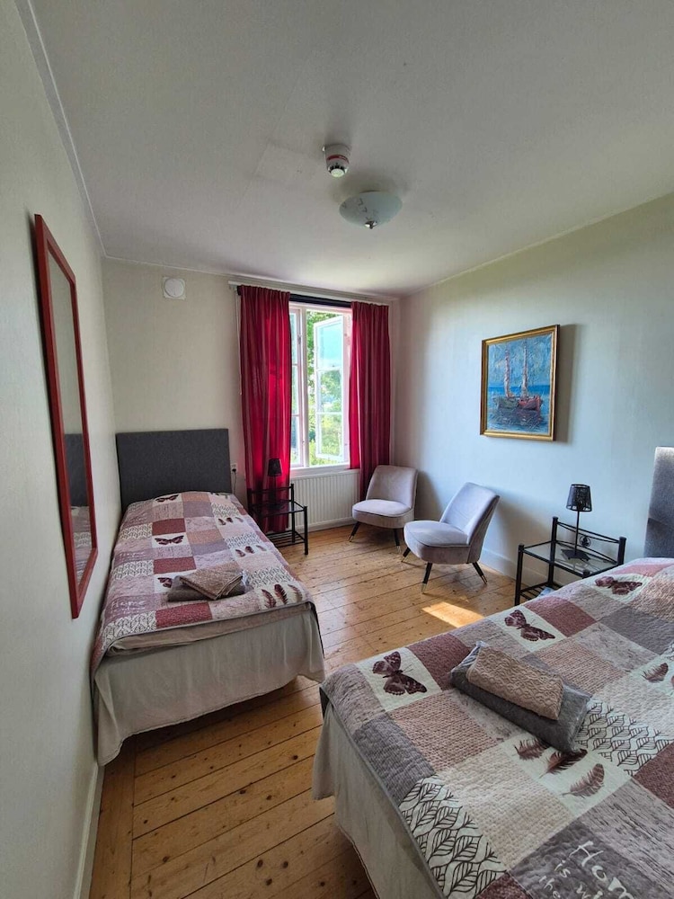 Two bedrooms, 2 single beds, Shared bathroom photo 1