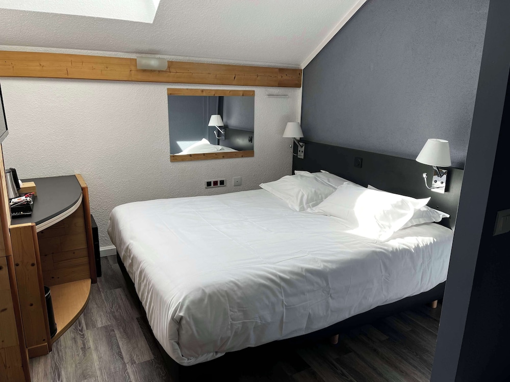 Economy Room, 1 Queen Bed, Non Smoking (Small Room) thumbnail 5