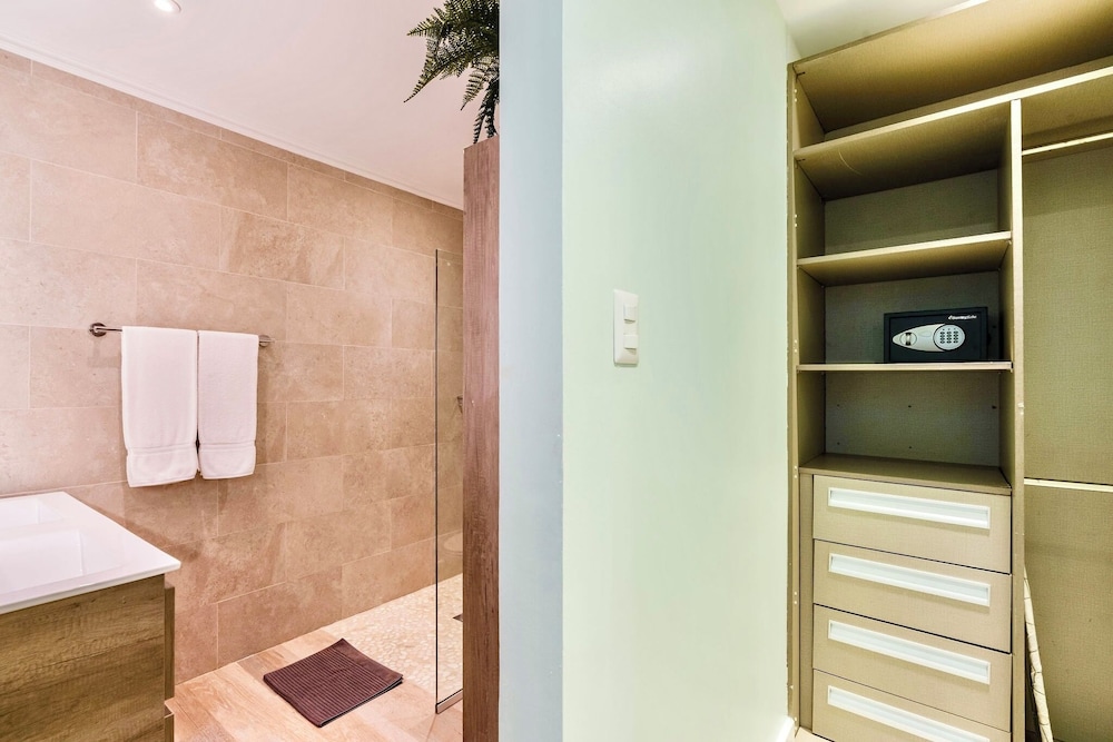 Family Condo, 3 Bedrooms, Beachside photo 3