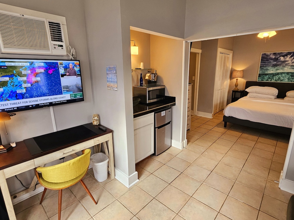 Room 15 - Premium - King Bed - Adults Only 21+