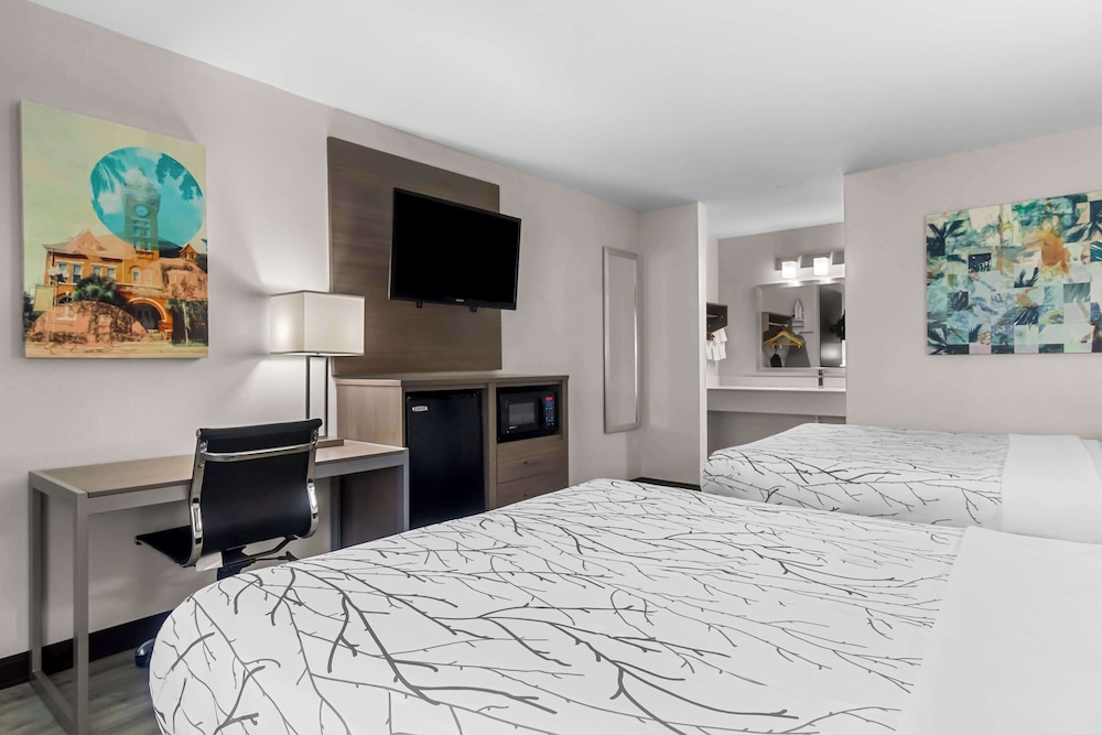 Standard Room, 2 Queen Beds, Non Smoking, Refrigerator & Microwave (Shower Only) photo 2