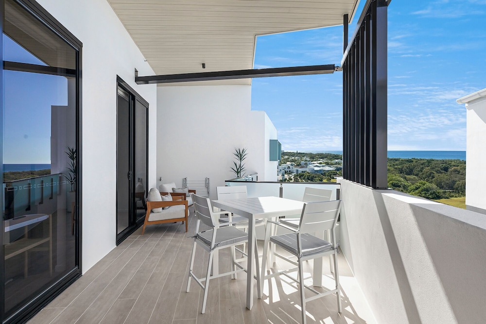 Deluxe Apartment, 3 Bedrooms, Partial Ocean View photo 3