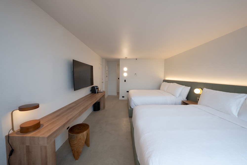 Deluxe Double Queen Room photo 3