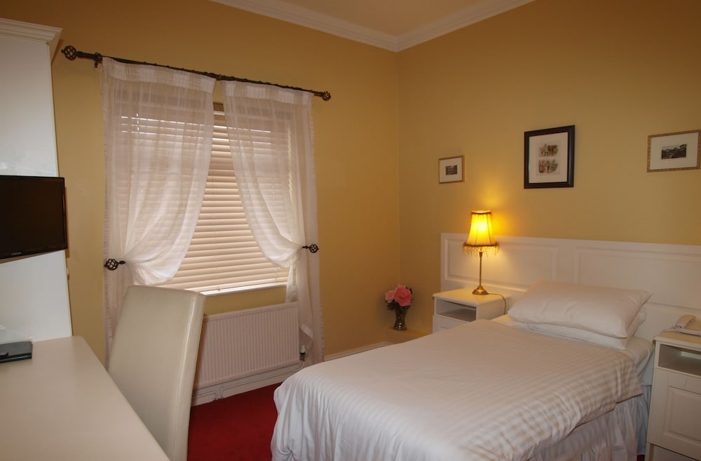 Single Room (Breakfast included)