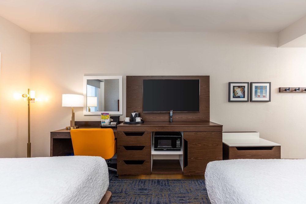 Room, 2 Queen Beds, Accessible, Bathtub (Mobility & Hearing) - Photo 5
