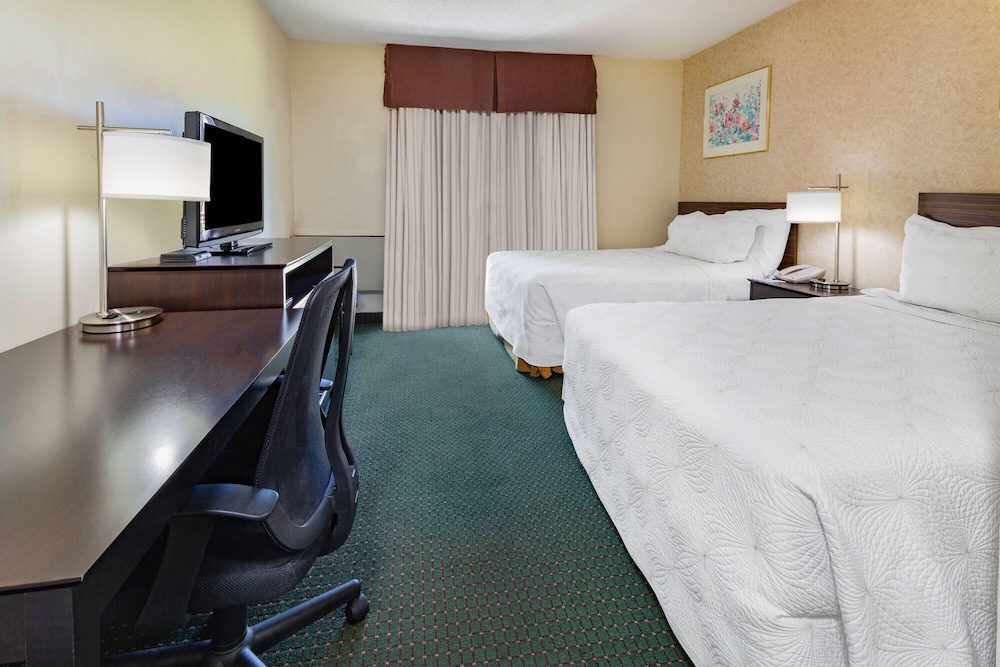 Room, 2 Queen Beds, Non Smoking (Sundeck) photo 1