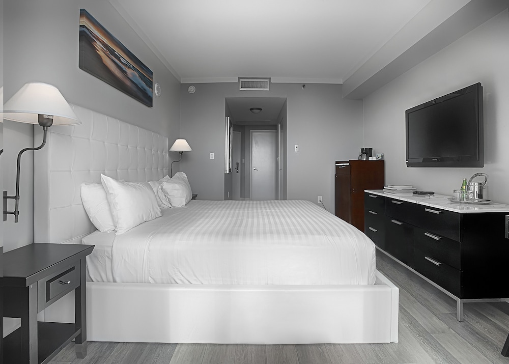 Deluxe Room, 1 King Bed, Balcony photo 3
