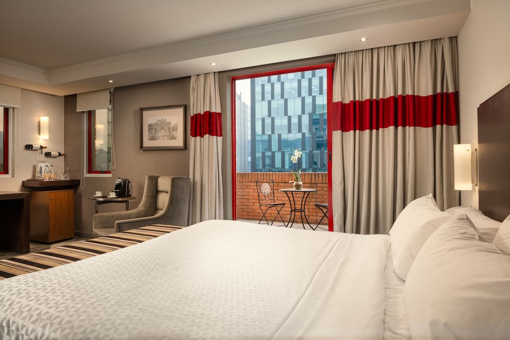 Junior Suite, 1 King Bed, Corner - Photo 6