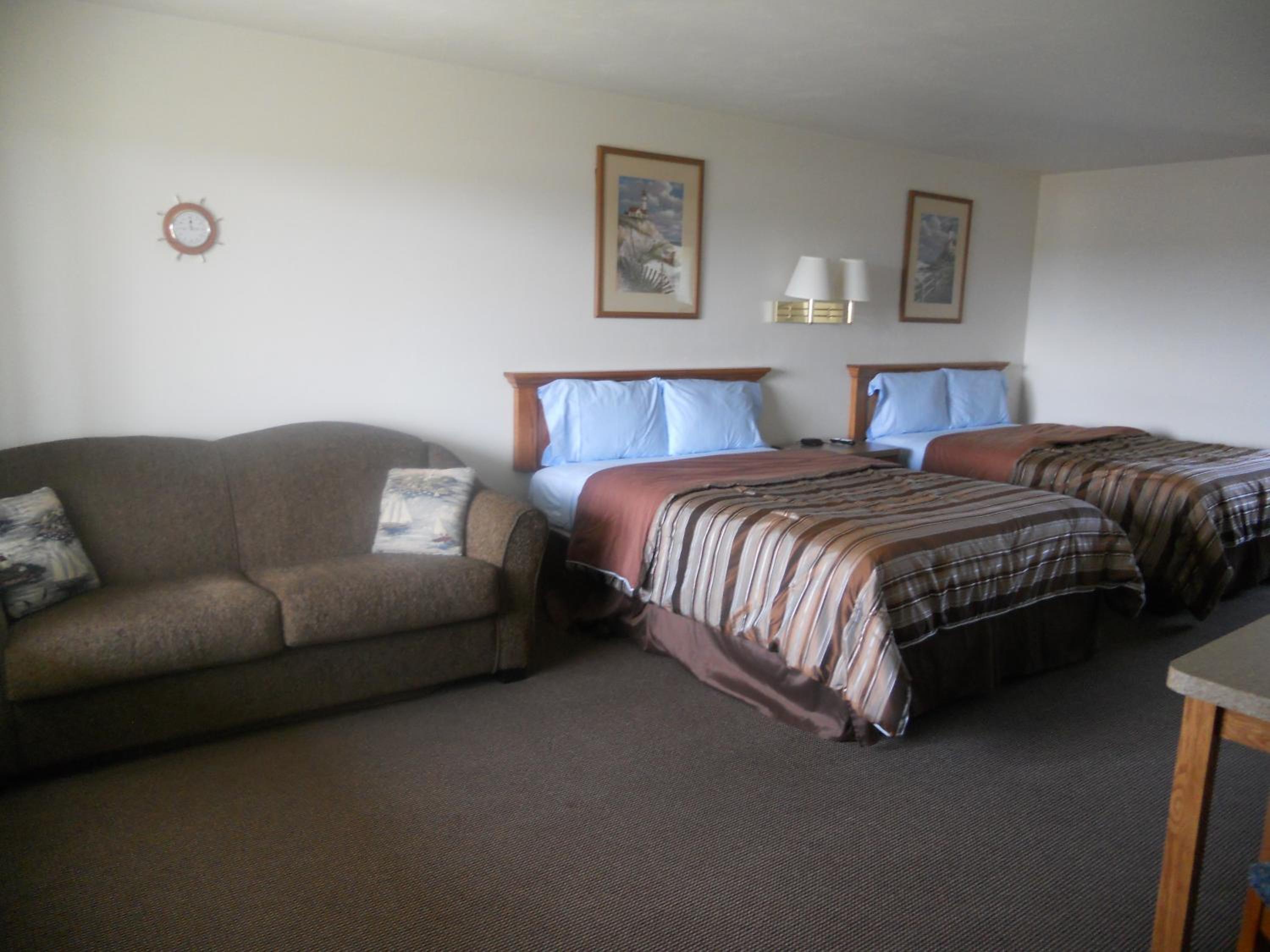 Queen Suite with Two Queen Beds and Sofa Bed photo 3
