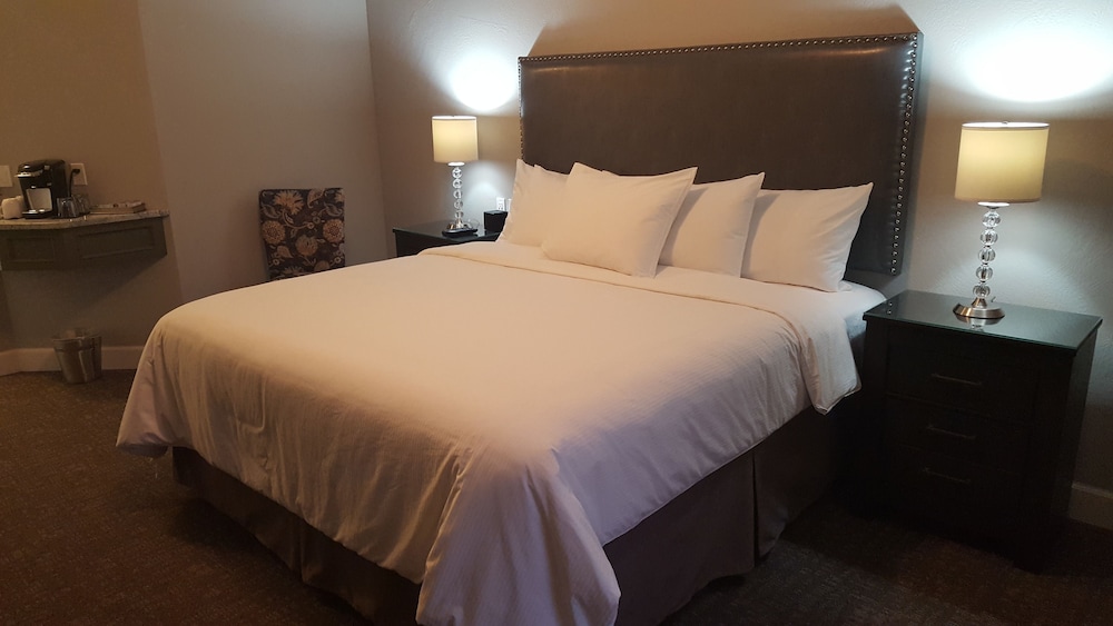 Superior Suite, 1 King Bed, Fireplace, Golf View photo 2