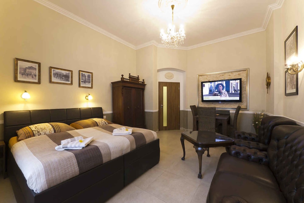Deluxe Apartment, 2 Bedrooms, Ground Floor photo 3