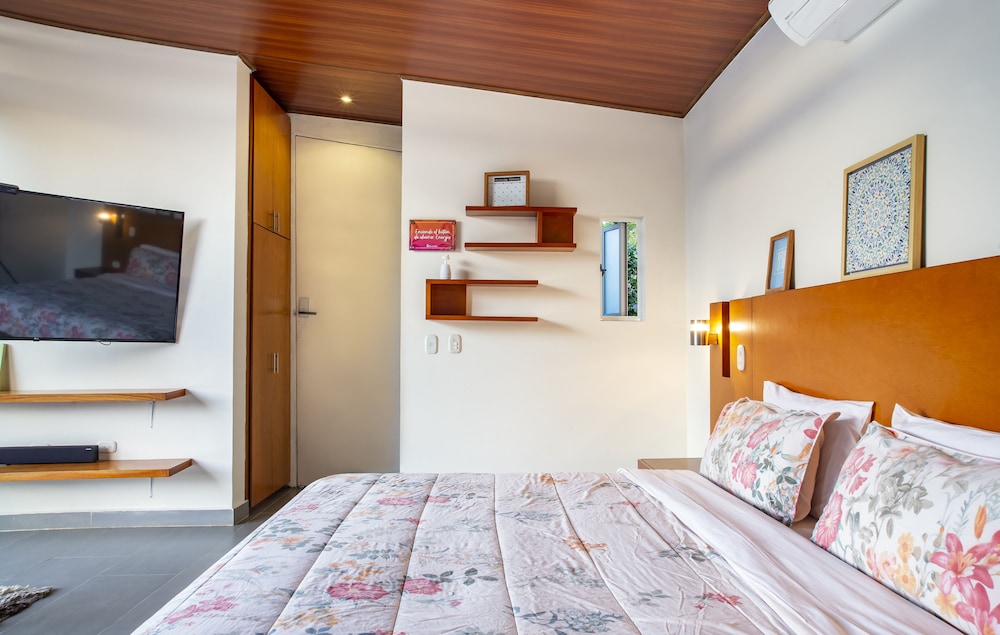 Romantic Cabin, 1 King Bed, Terrace, City View photo 3