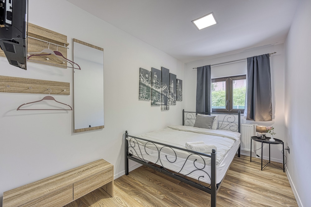 Family Apartment, 4 Bedrooms (Urban Oasis With Terrace And Parking)