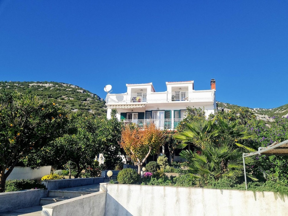 Apartment (Sugor - 70 m from sea - A1(4+2))