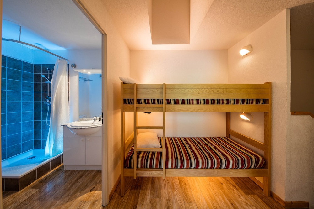 2 bedroom apartment with sleeping alcove for 8 photo 3