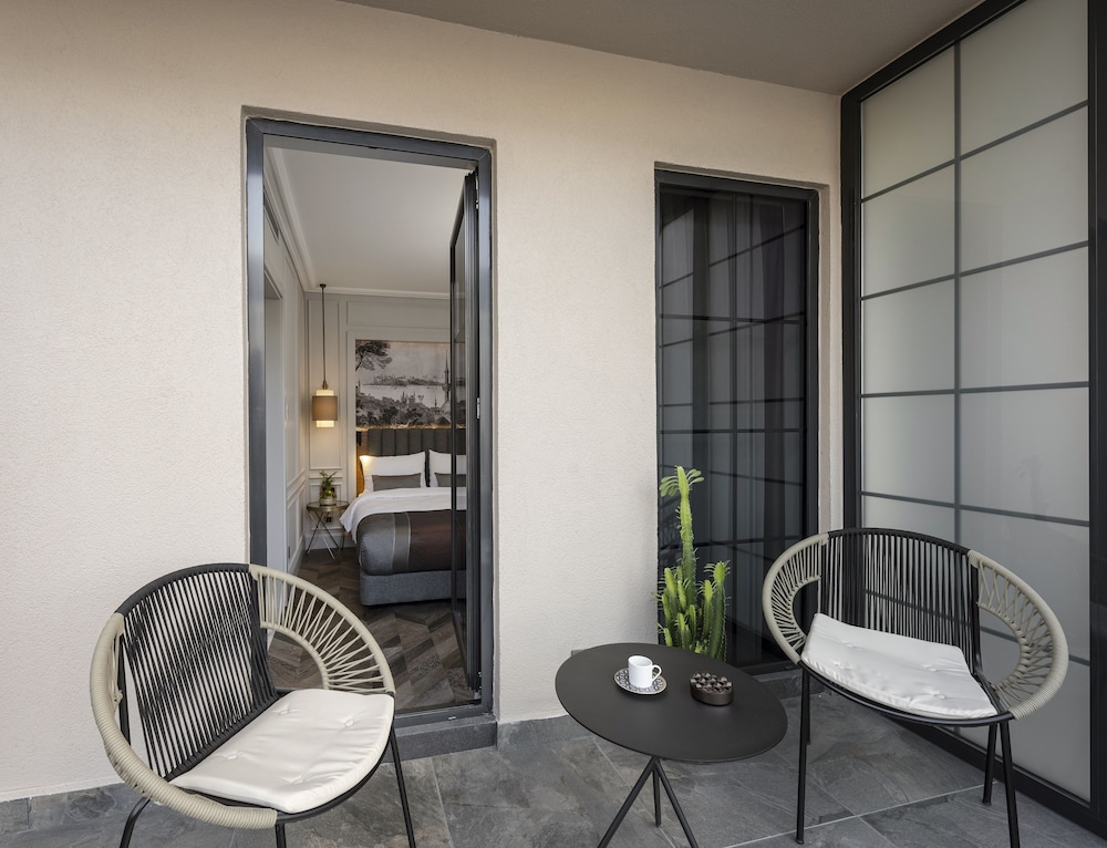Deluxe Double Room, 1 Queen Bed, Balcony, City View photo 2