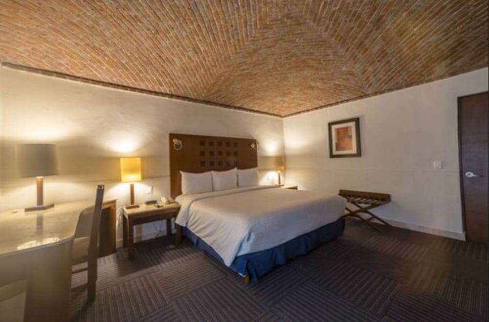 Standard Room, 1 King Bed - Photo 2