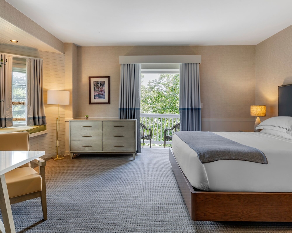 Church Landing Deluxe Lakeview King Suite