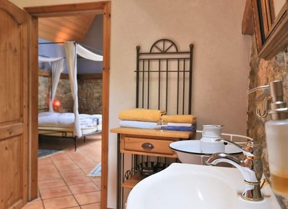Deluxe Double Room, Bathtub photo 1
