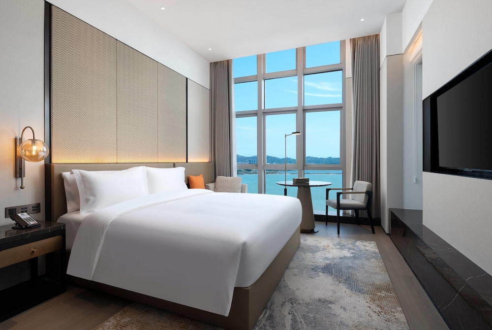Suite, 1 King Bed, Non Smoking, Sea View