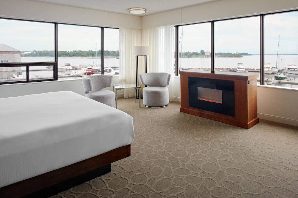 Deluxe Room, 1 King Bed, Corner photo 1