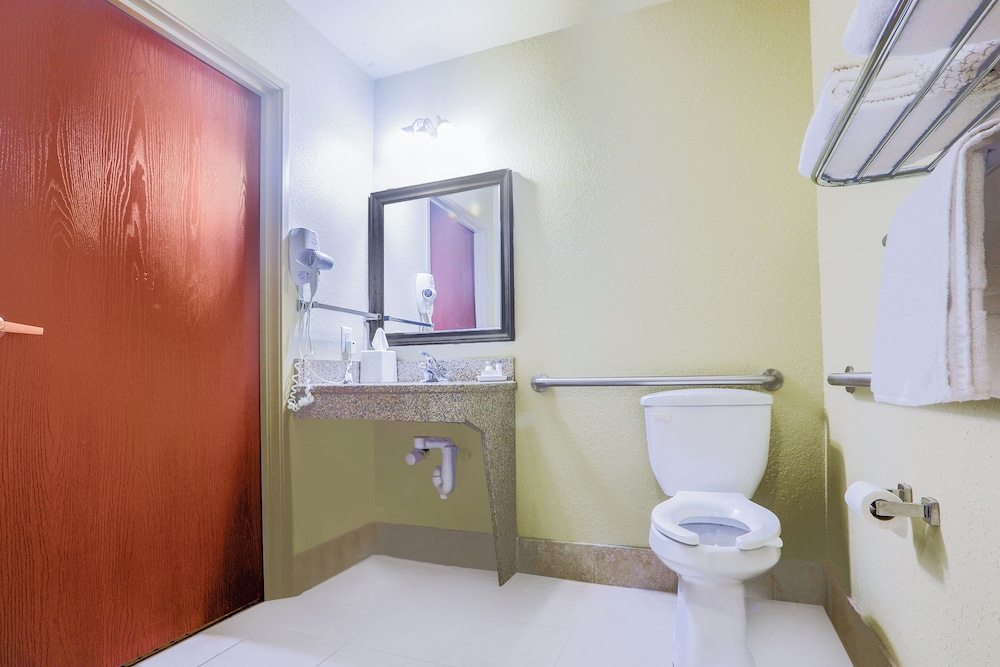 Room, 1 King Bed, Accessible Bathtub photo 2