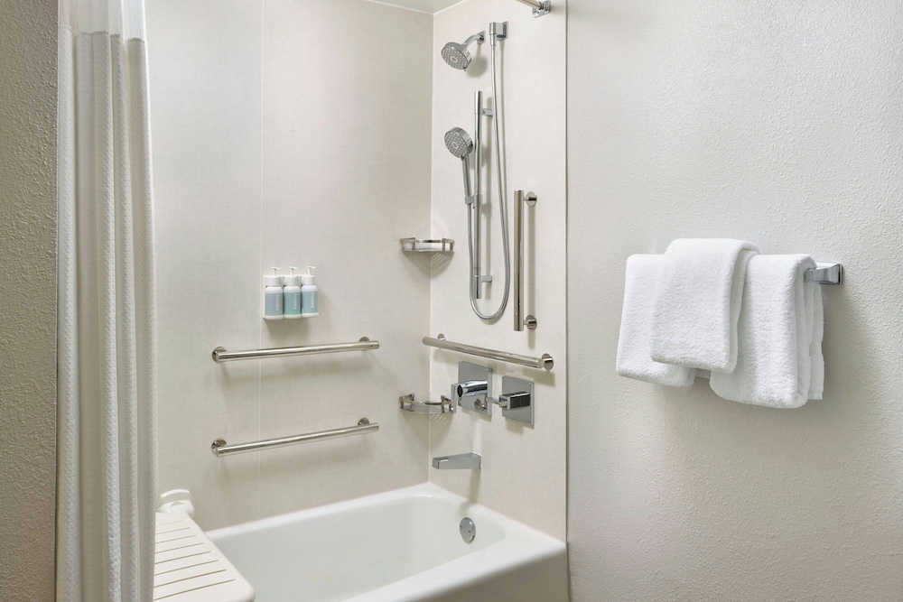 Suite, 1 Bedroom (Mobility/Hearing Accessible, Tub)