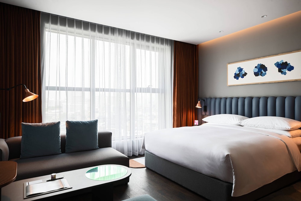 Editor Room, 1 King Bed, Non Smoking, City View, High Floor