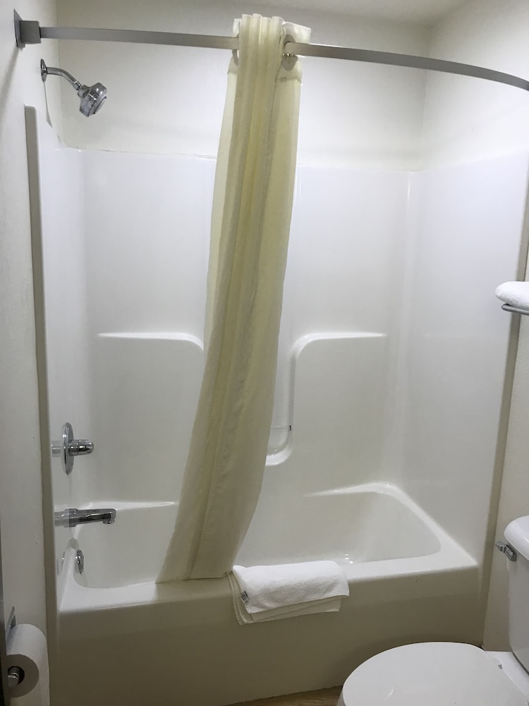 Standard Room, Multiple Beds, Non Smoking, Refrigerator & Microwave - Photo 4