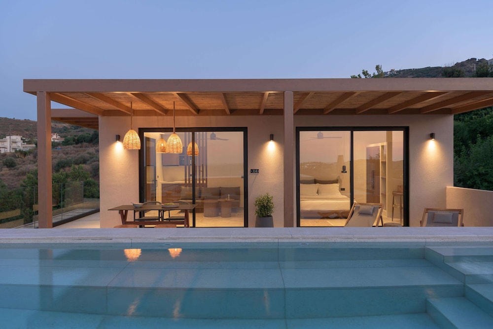 Hilltop Executive Suite with Jacuzzi and Private Pool, Panoramic Sea View - Adults Only - Photo 8