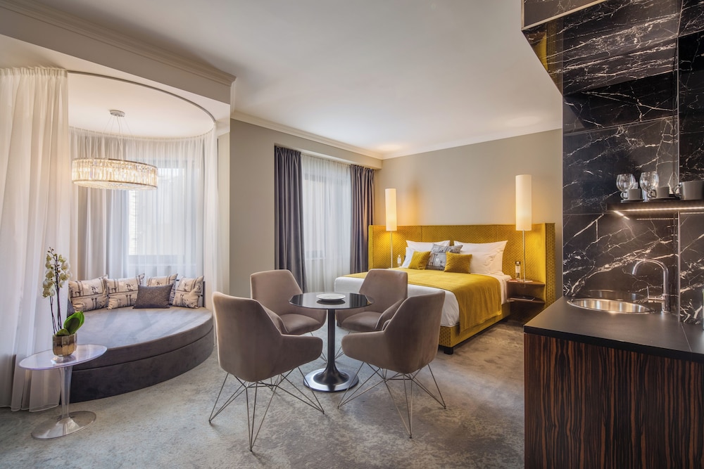 Elizabeth Suite photo 2
