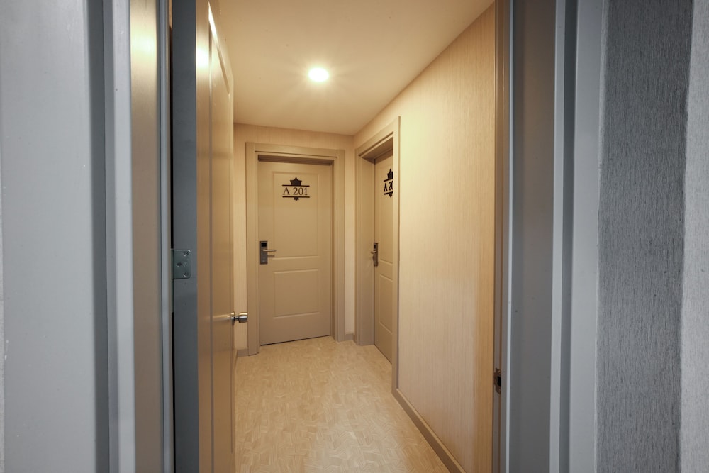 Deluxe Adjoining Family Suite with 2 Bathrooms with Turkish Hammam Sinks