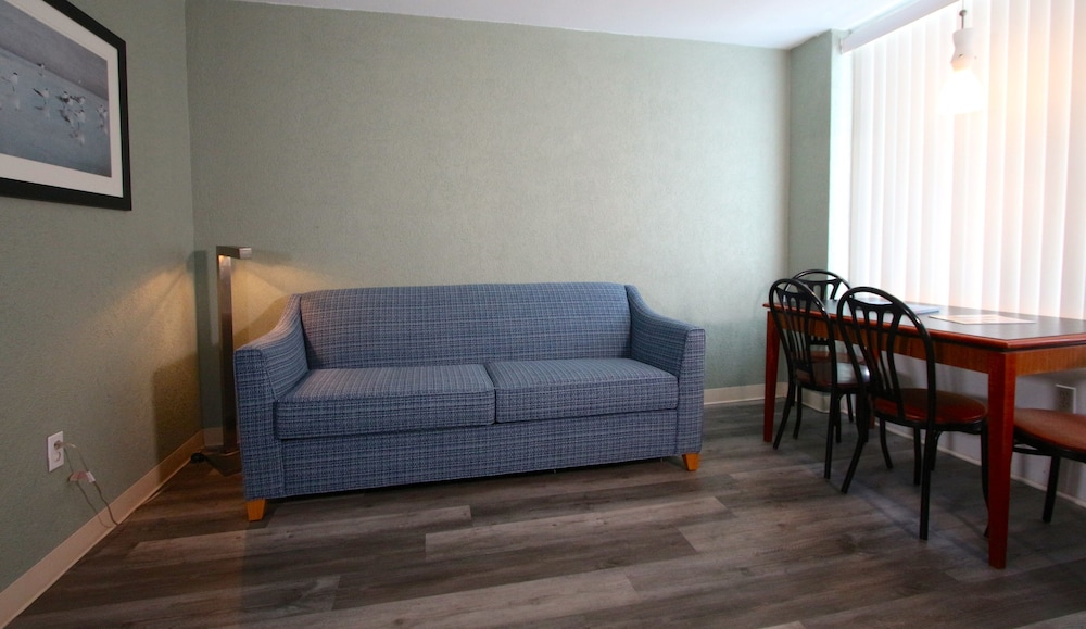 Pool/Oceanview 1 Bedroom Efficiency Suite w/Queen Bed photo 3
