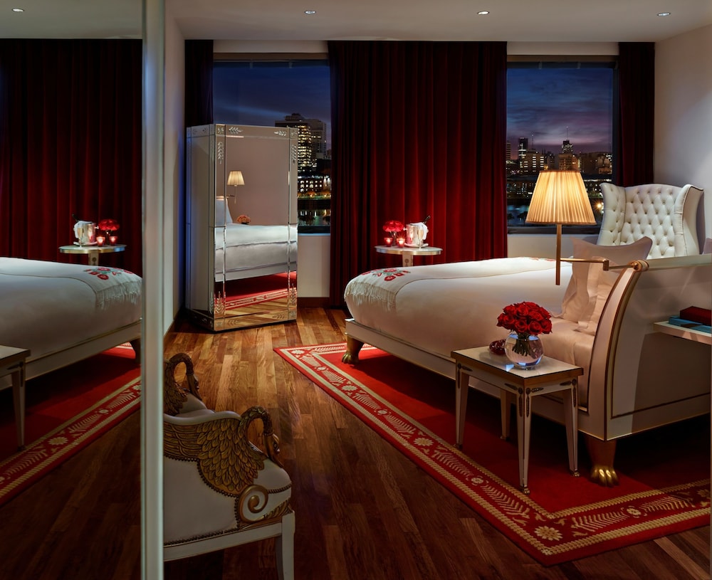 Room, 1 King Bed (Skyline View) thumbnail 5