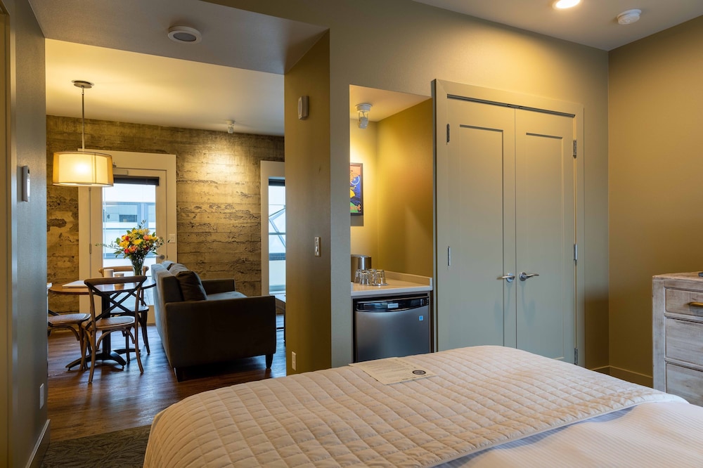 Studio Suite, 1 Queen Bed with Sofa bed, Kitchenette, Courtyard Area photo 2