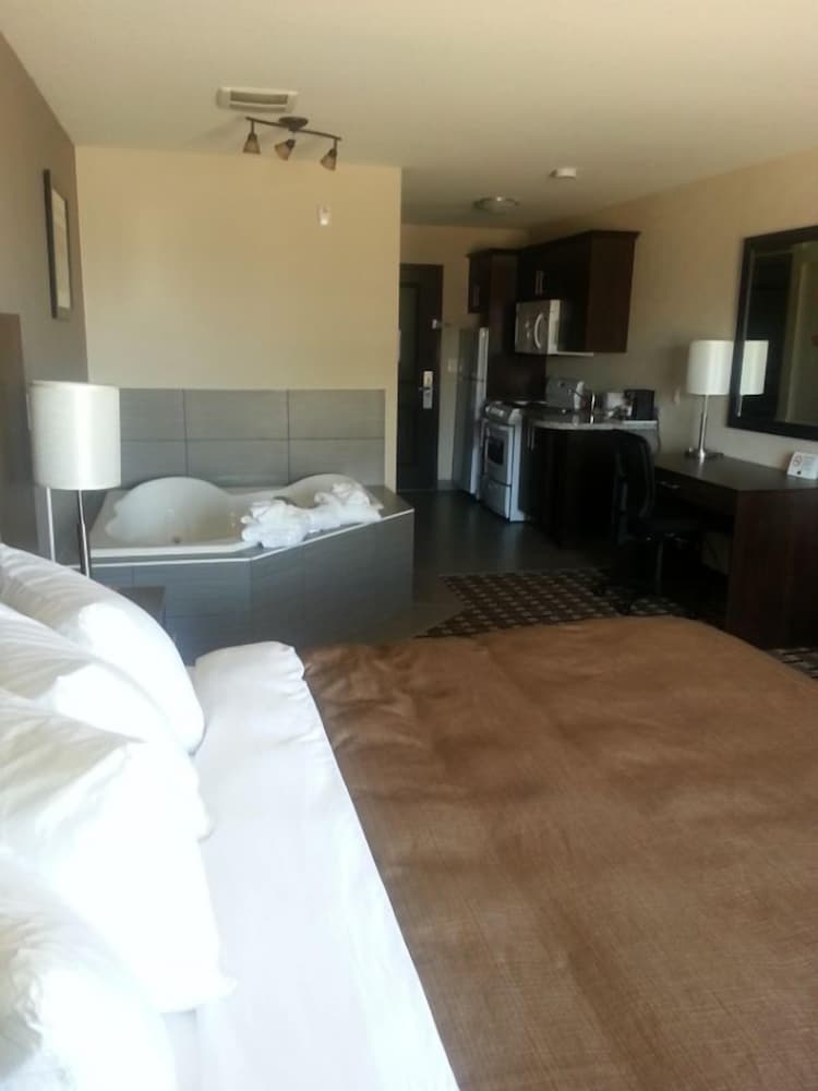 Deluxe Room, 1 King Bed, Jetted Tub photo 3