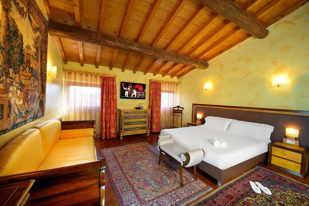 Quadruple Room with Balcony and Arena View photo 1