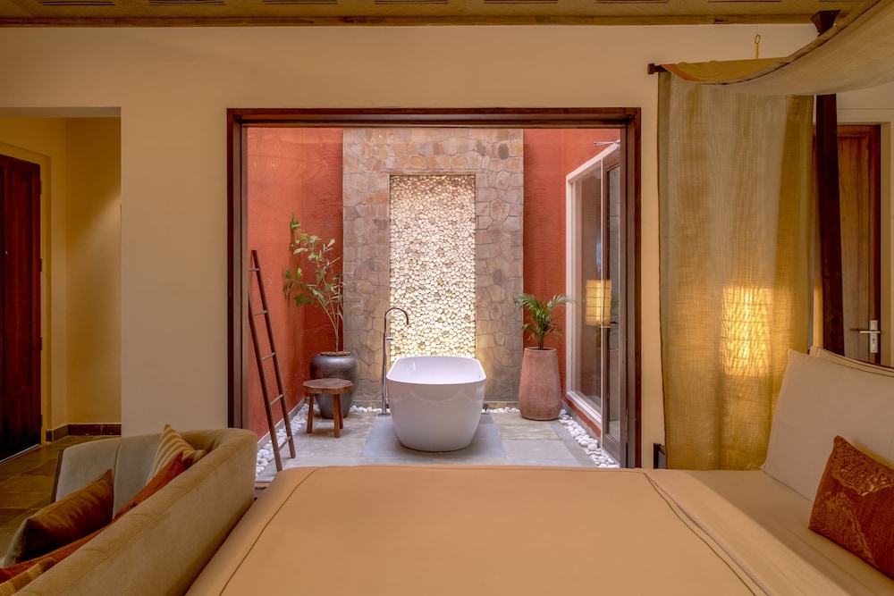 Luxury Room, 1 King Bed (Plunge Pool) - Photo 4