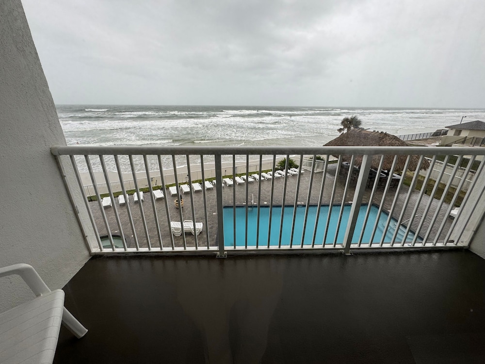 Deluxe Room, 2 Queen Beds, Kitchenette, Oceanfront - Photo 8