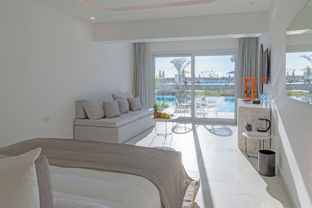 Deluxe Swim-Up Room - Photo 6