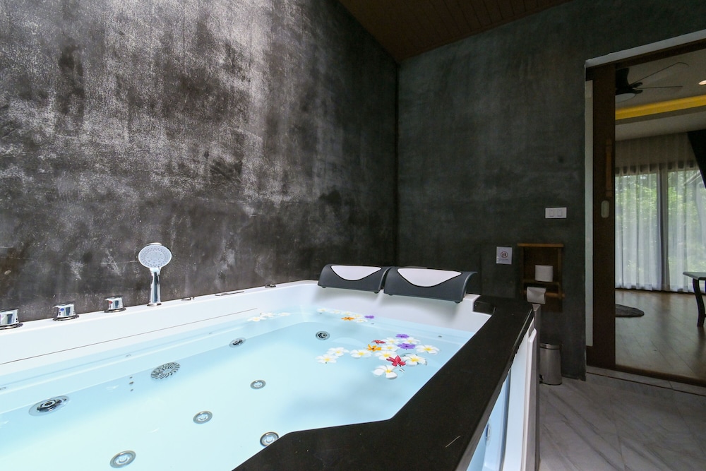 2 Bedroom Jacuzzi Villa - Photo 4