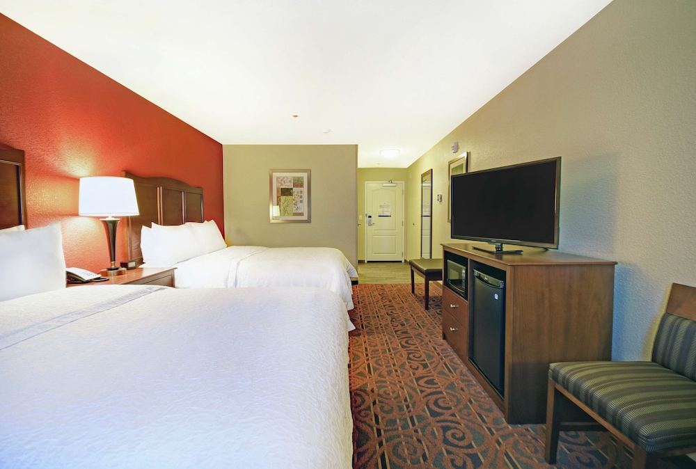 Room, 2 Queen Beds, Non Smoking, Refrigerator & Microwave photo 3
