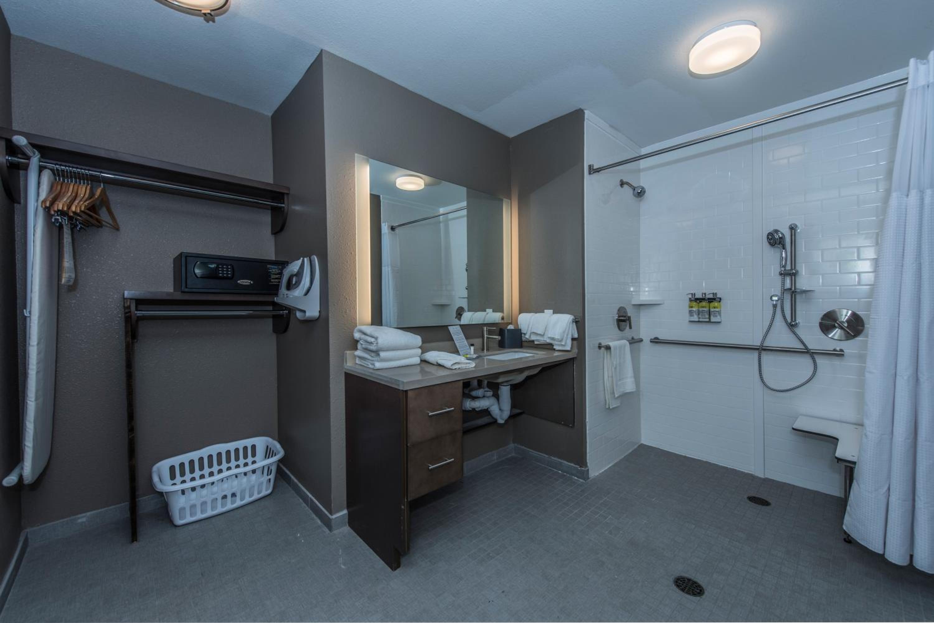King Room - Accessible Roll Shower - Non-Smoking photo 3