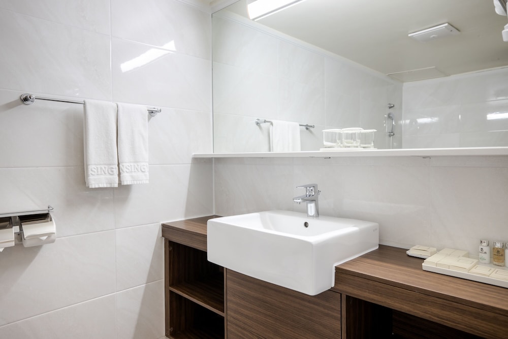 Deluxe Family Twin Room, Bathtub - Photo 5